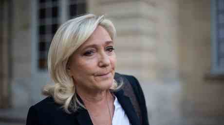 Le Pen fordert den franzoesischen Premierminister zum Ruecktritt auf —