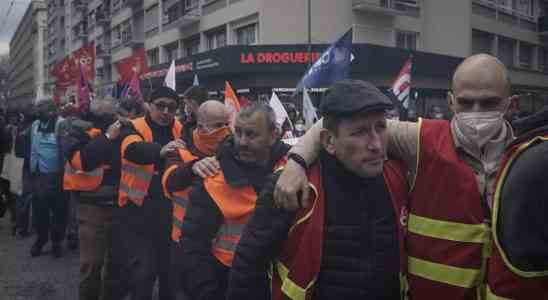 Macron Dutzende bei franzoesischen Protesten festgenommen nachdem Macrons Regierung das