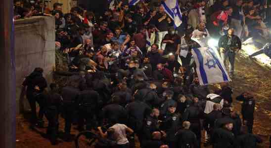 Nach der Entlassung des israelischen Verteidigungschefs kommt es zu Massenprotesten
