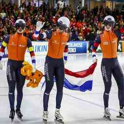 Niederlaendische Skater holen Weltcup Gold in der Mannschaftsverfolgung durch starkes Finish