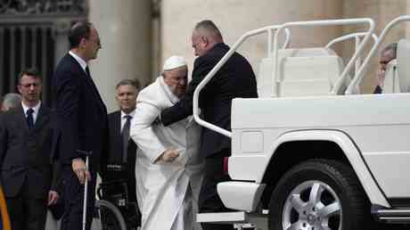 Papst Franziskus ins Krankenhaus eingeliefert — World