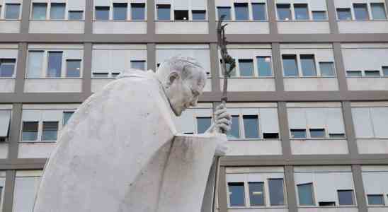 Papst Franziskus verbringt nach Atemproblemen „Gute Nacht im Krankenhaus