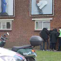 Polizei und Verhaftungsteam in der Schule in Den Bosch „Situation