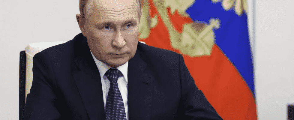 Putin Putin besucht die Krim am Jahrestag ihrer Annexion durch
