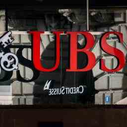 UBS verpflichtet sich Credit Suisse fuer mehr als 2 Milliarden