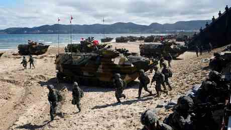 US amerikanische und suedkoreanische Streitkraefte proben amphibische Landung — World