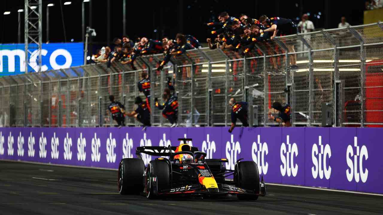 Beeld uit video: Kijk hier de inhaalrace van Max Verstappen op het circuit van Djedda terug