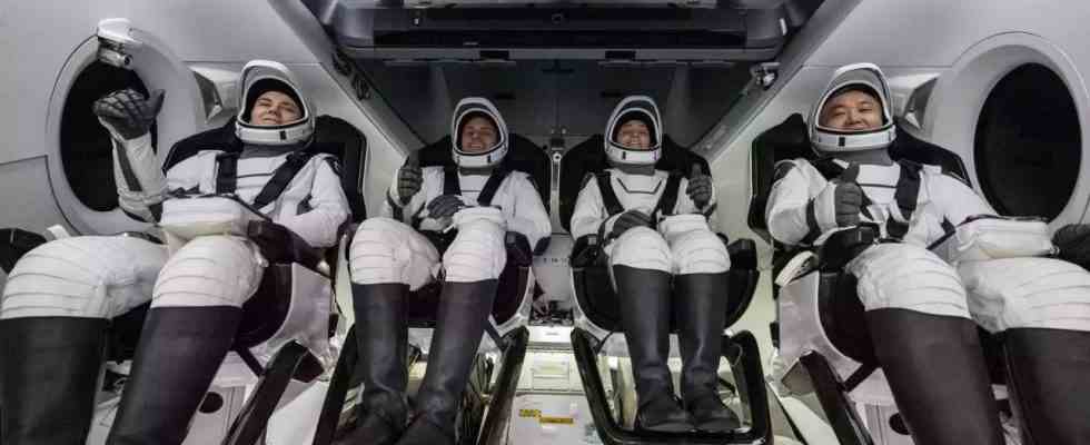 Vier Astronauten fliegen SpaceX nach Hause und beenden die 5 monatige