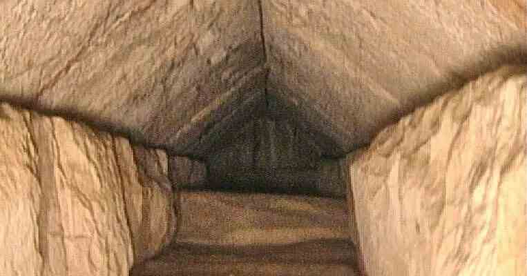 Wissenschaftler entdecken 9 Meter langen verborgenen Korridor in der Grossen