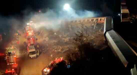 Zwei Zuege kollidieren in Griechenland 32 Tote und Dutzende Schwerverletzte