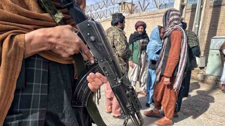Des combattants talibans devant la prison d'Hérat 