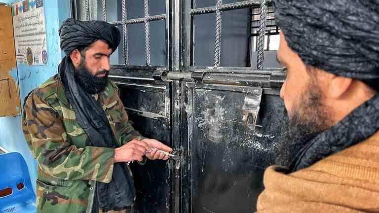 Des gardes talibans ouvrent les portes de la prison principale d'Hérat. 