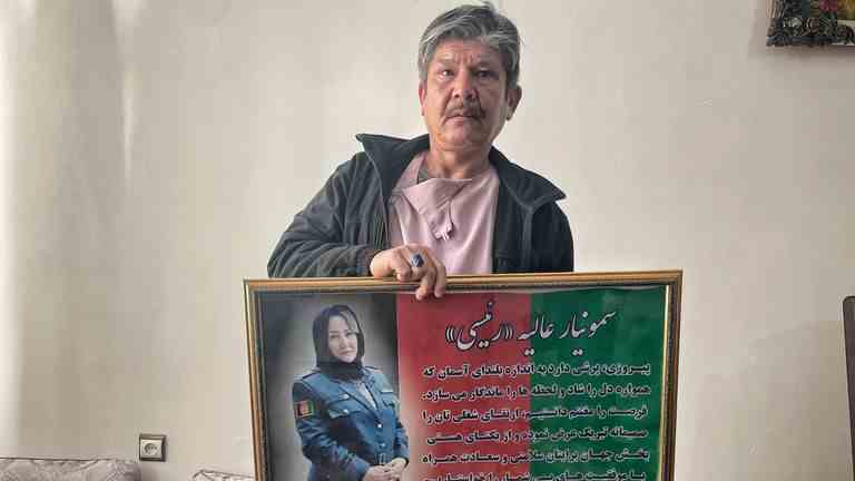 Le mari d'Alia Azizi, Mohammad Zia Azizi, pense que les talibans retiennent sa femme 