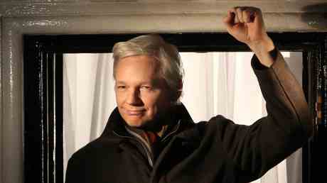 Assange NFT art leve 40 millions de dollars avant la