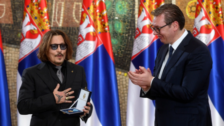 Johnny Depp recoit une medaille — Culture