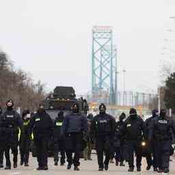La police canadienne met fin au blocus du pont apres