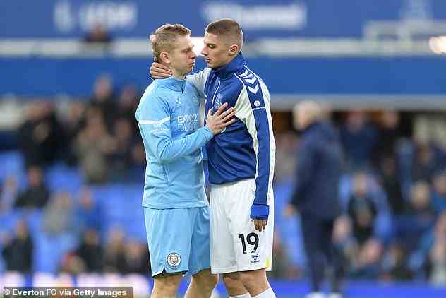 Zinchenko et Vitaliy Mykolenko se sont étreints avant le coup d'envoi de samedi à Everton