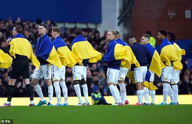 Les joueurs d'Everton avaient des drapeaux ukrainiens sur leurs épaules alors qu'ils s'alignaient pour le match