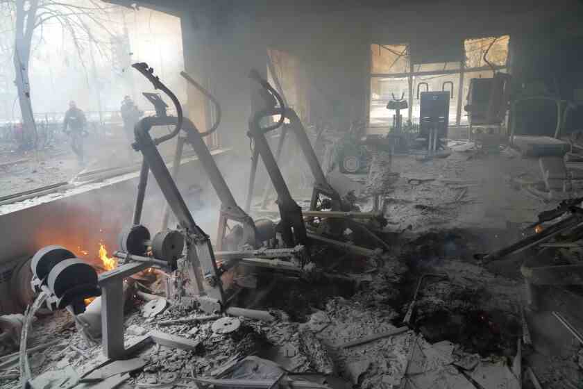 Vue de la fumée d'une salle de sport endommagée après un bombardement à Kiev, en Ukraine.