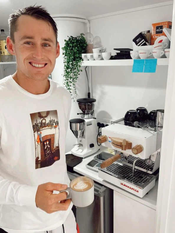Marnus prenant un café devant sa machine à café.
