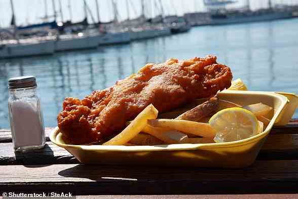 Andrew Crook, président de la Fédération nationale des friteuses de poisson, a déclaré que le coût de la morue pour son magasin Skipper à Euxton était passé de 8 £ le kilo à près de 14 £ (image en stock).