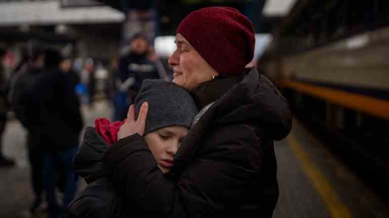 Tanya, 38 ans, pleure avec son fils Bogdan, 10 ans, avant de monter dans un train pour Lviv à la gare de Kiev, en Ukraine, le jeudi 3 mars 2022.  (Photo AP/Emilio Morenatti) Image : AP 