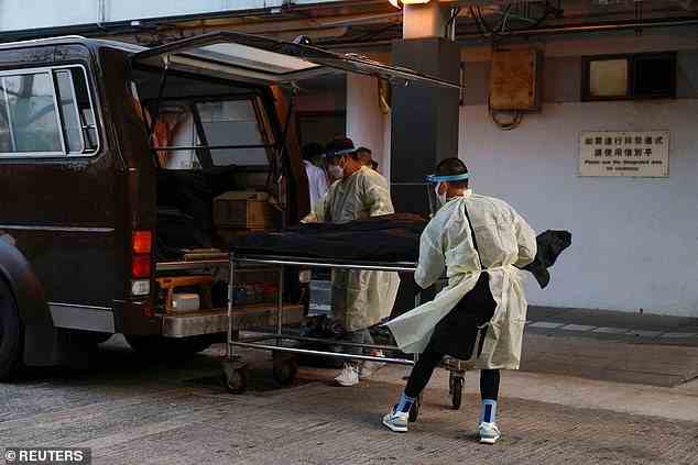 Un corps est transporté à la morgue de Hong Kong, en Chine, le 5 mars