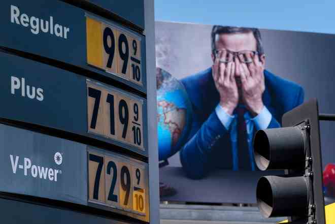 Les prix de l'essence peuvent être vus devant un panneau d'affichage faisant la promotion de l'émission Last Week Tonight de HBO à Los Angeles lundi.