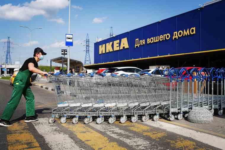 Sur la photo: un employé empile des chariots devant un magasin Ikea à Moscou, en Russie, le 9 juin 2020.