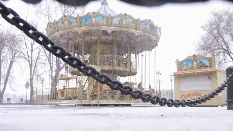 Un tour de carrousel sur la promenade surplombant le port est gelé