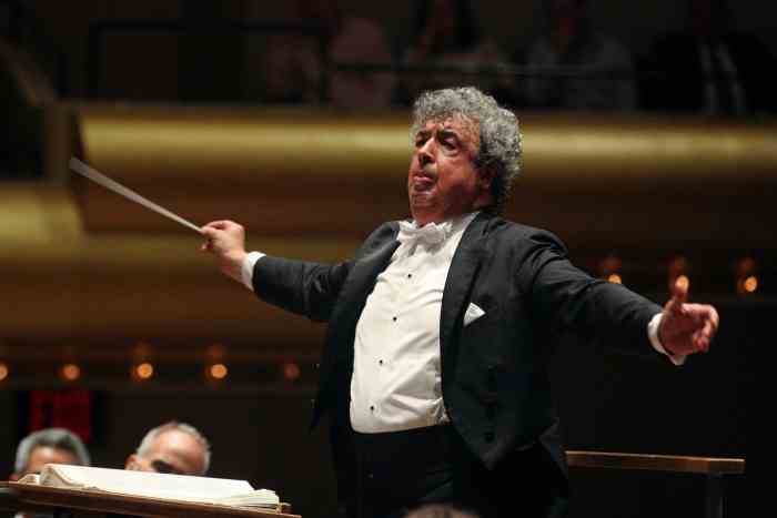 Bychkov dirige son orchestre en veste noire et cravate blanche 