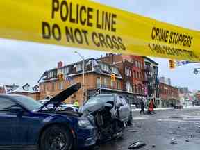 La Police d'Ottawa était au coin des rues Bank et Gladstone le dimanche 13 mars 2022 pour enquêter sur un accident impliquant plusieurs véhicules.