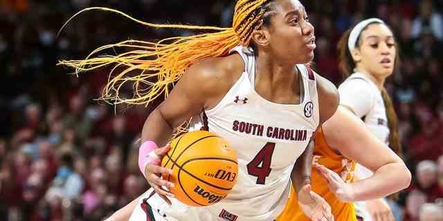   L'attaquant des Gamecocks de Caroline du Sud, Aliyah Boston, affronte les Tennessee Lady Vols en première mi-temps au Colonial Life Arena.