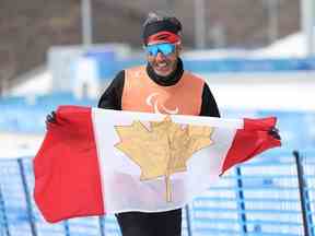 Brian McKeever d'Équipe Canada pose après le relais para cross-country Open 4×2,5 km lors de la neuvième journée des Jeux paralympiques d'hiver de Beijing 2022 au Centre national de biathlon de Zhangjiakou à Zhangjiakou, en Chine, le 13 mars 2022.