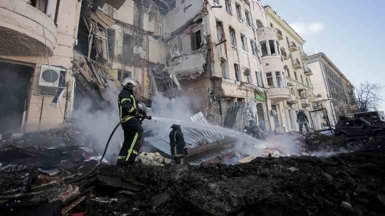 À Kharkiv, un immeuble d'appartements a été détruit par une attaque de missiles russes.  Image : AP