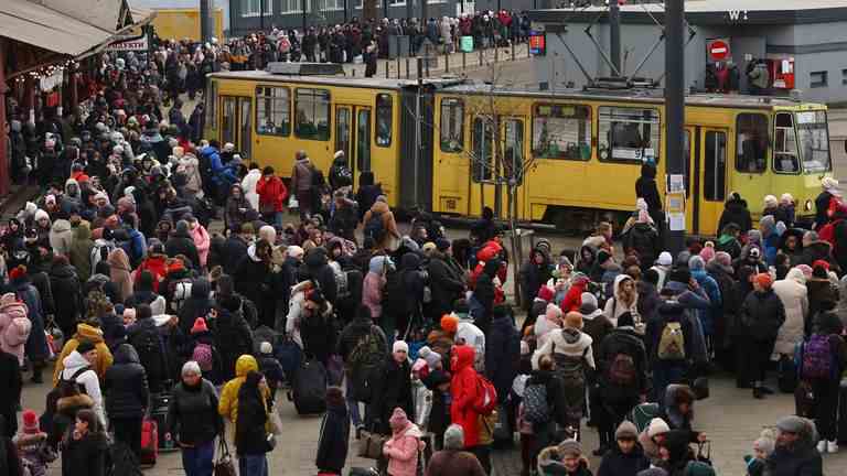 Des réfugiés fuyant l'invasion russe de l'Ukraine attendent des heures pour monter à bord d'un train à destination de la Pologne devant la gare de Lviv, en Ukraine, le 8 mars 2022.  REUTERS/Kai Pfaffenbach 