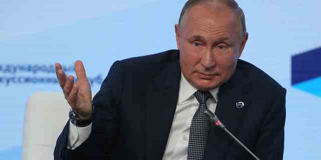 Le président russe Vladimir Poutine prend la parole lors de la session plénière du Club de discussion Valdai le 21 octobre 2021 à Sotchi, en Russie. 