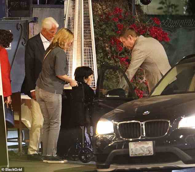 Frêle: L'actrice, surtout connue pour son film Cabaret de 1972, a été escortée hors du restaurant en fauteuil roulant pendant qu'un homme lui tenait la main et l'aidait à monter dans sa voiture
