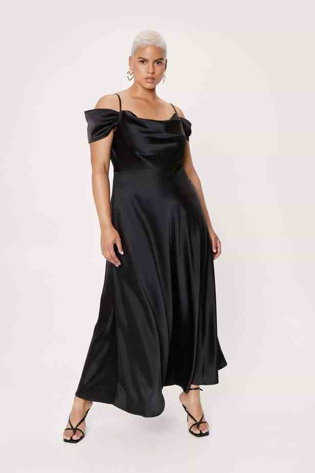 Cette robe noire de Nasty Gal fait le parfait look de demoiselle d'honneur monochromatique
