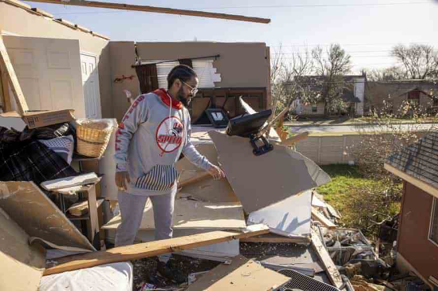 J-Bo Moore examine les dommages causés par la tornade à sa maison à Round Rock, au Texas.