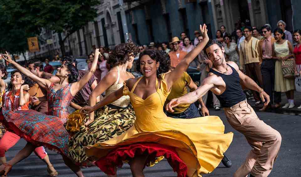 Ariana DeBose comme Anita et David Alvarez comme Bernardo dans 20th Century Studios West Side Story (Disney)