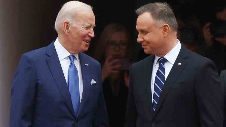 Le président polonais Andrzej Duda (à droite) accueille le président américain Joe Biden à Varsovie