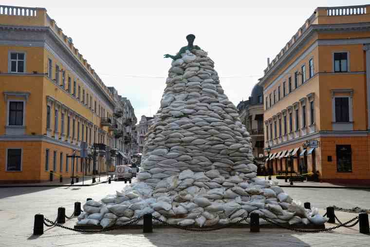 Le monument au fondateur de la ville, le duc de Richelieu, est recouvert de sacs de sable pour se protéger à Odessa
