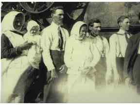 De gauche à droite : grand-mère Irene Kopytko tenant un bébé (Katie) ;  grand-père John Kopytko;  arrière-grand-mère Matrona;  arrière-grand-père Stefanus;  Grand oncle Guillaume.  (Photos soumises par Granda Kopytko)