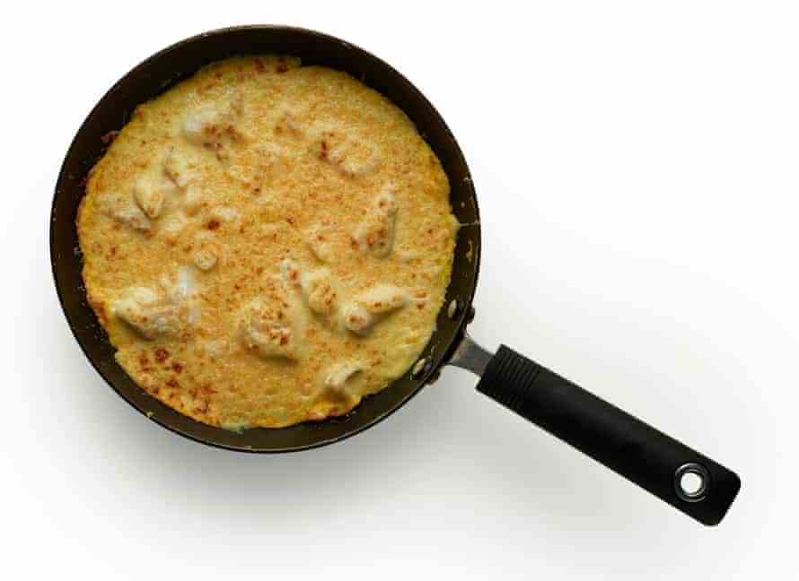 Classe de maître de Felicity Cloake - Omelette Arnold Bennett 9. Placer l'omelette sous le gril chaud jusqu'à ce qu'elle soit légèrement dorée et bouillonnante sur le dessus.  Si vous faites deux omelettes, renversez la première sur une assiette résistante à la chaleur et gardez au chaud pendant que vous répétez l'opération avec la seconde.  Une fois que les deux sont cuits, placez les omelettes sous le gril chaud jusqu'à ce qu'elles soient légèrement dorées et bouillonnantes sur le dessus.  Saupoudrez de ciboulette hachée et servez immédiatement - en général, je pose simplement la casserole sur la table et je la mets dedans.