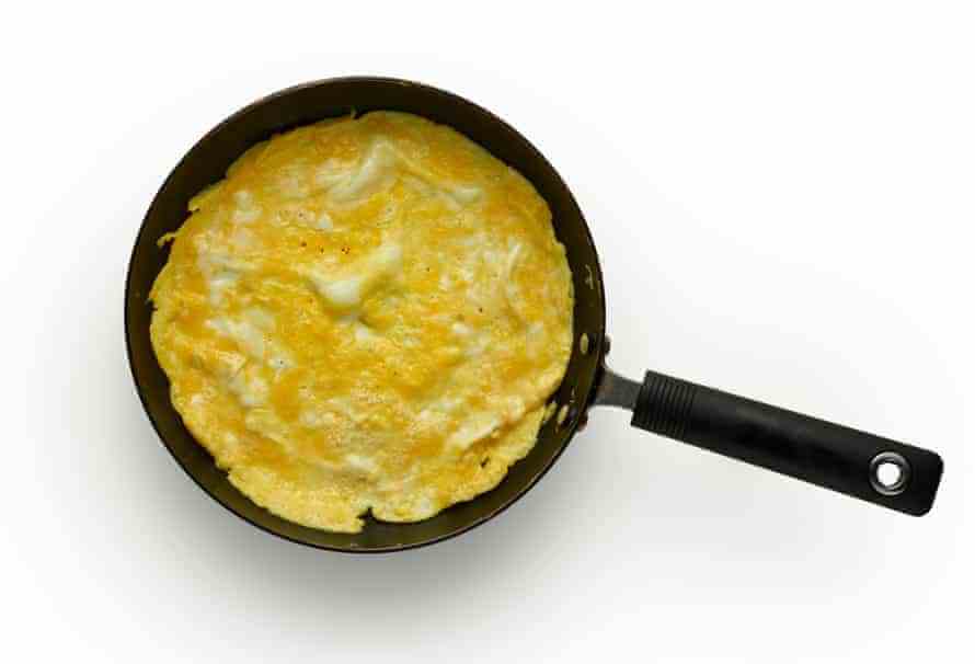 Master Class de Felicity Cloake - Omelette Arnold Bennett 6. Allumez le gril.  Dans une poêle à omelette moyenne (ou le tout dans une grande poêle si vous faites une omelette à partager), fouetter les quatre œufs restants avec un peu d'assaisonnement et la moitié du beurre restant à feu moyen-vif.  Lorsque la mousse diminue, versez la moitié des œufs (ou la totalité si vous en faites un gros) et secouez la poêle pour napper le fond.