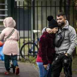 La tente a cote du refuge pour demandeurs dasile a