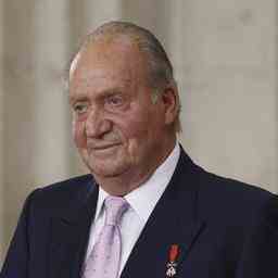 Lancien roi dEspagne Juan Carlos continue de vivre a Abu