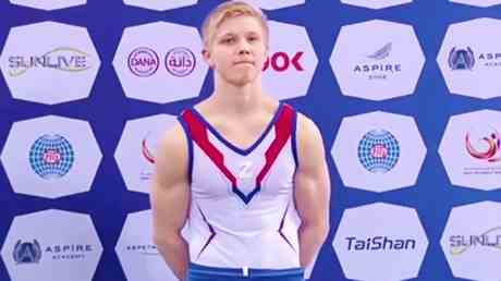 Le gymnaste russe ajoute Z a sa veste sur le
