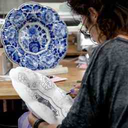 Malgre labsence de touristes le fabricant de bleu de Delft